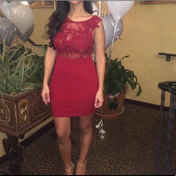Red lace dress - Picture 1 of 2